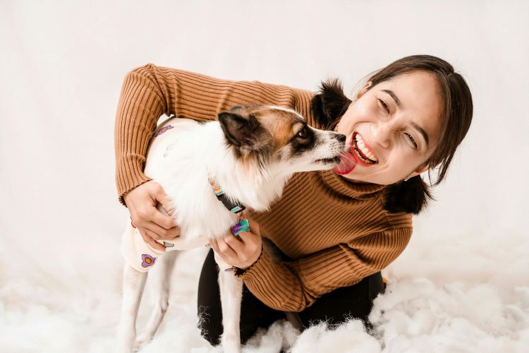 propriétaire de chien heureux avec chien