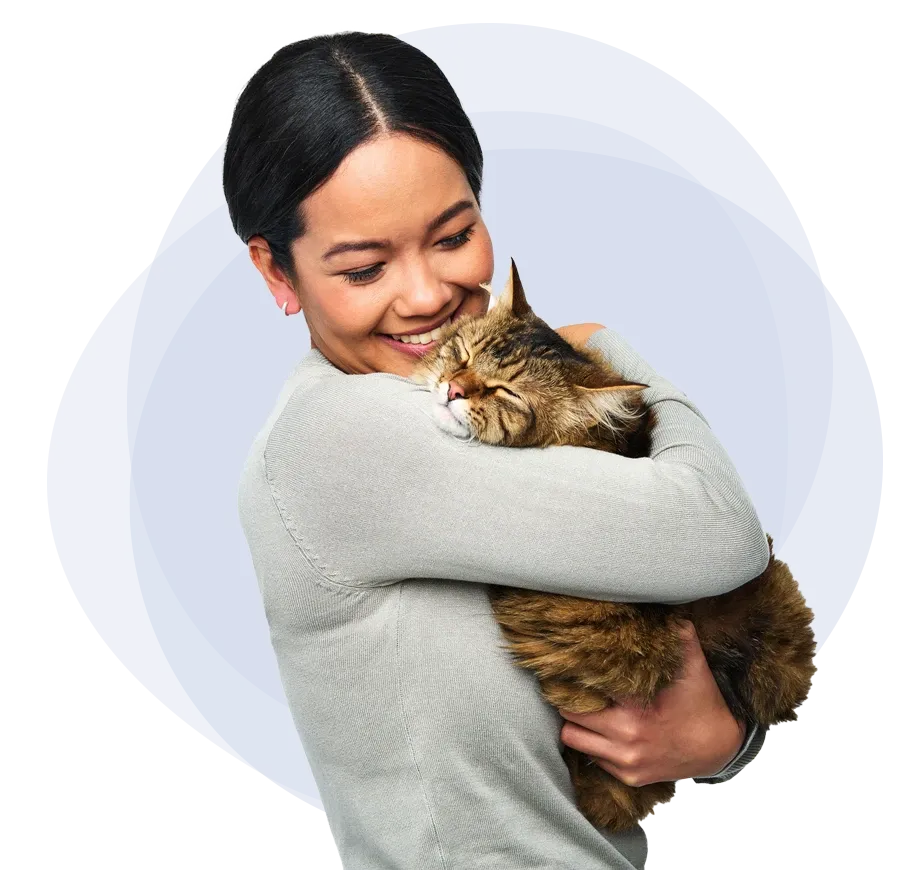 Une cliente d’assurance pour animaux de compagnie tenant un chat moelleux prêt à quitter les avis d’assurance pour animaux trupanion.