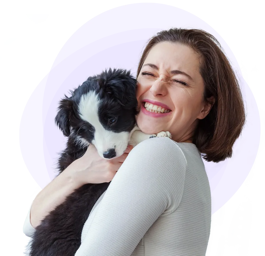 Femme serrant son chien dans ses bras