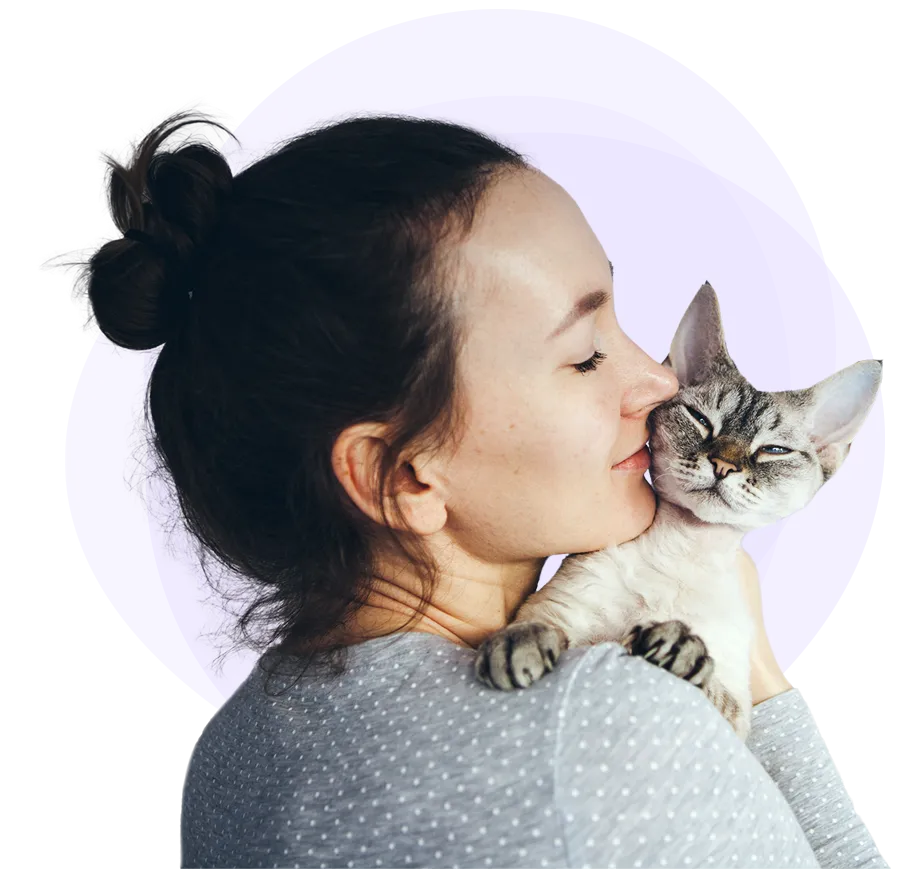 Femme tenant un chaton sur son épaule